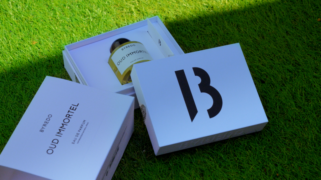 BYREDO(バイレード)、OUD IMMORTEL(ウード イモーテル)のシンプルでおしゃれなパッケージビジュアル 箱を開けた時の様子