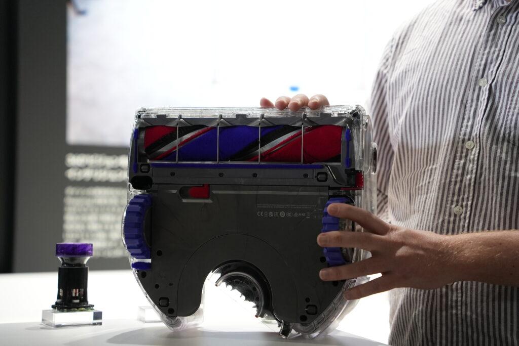 「Dyson 360 Vis Nav™ロボット掃除機」床接地面