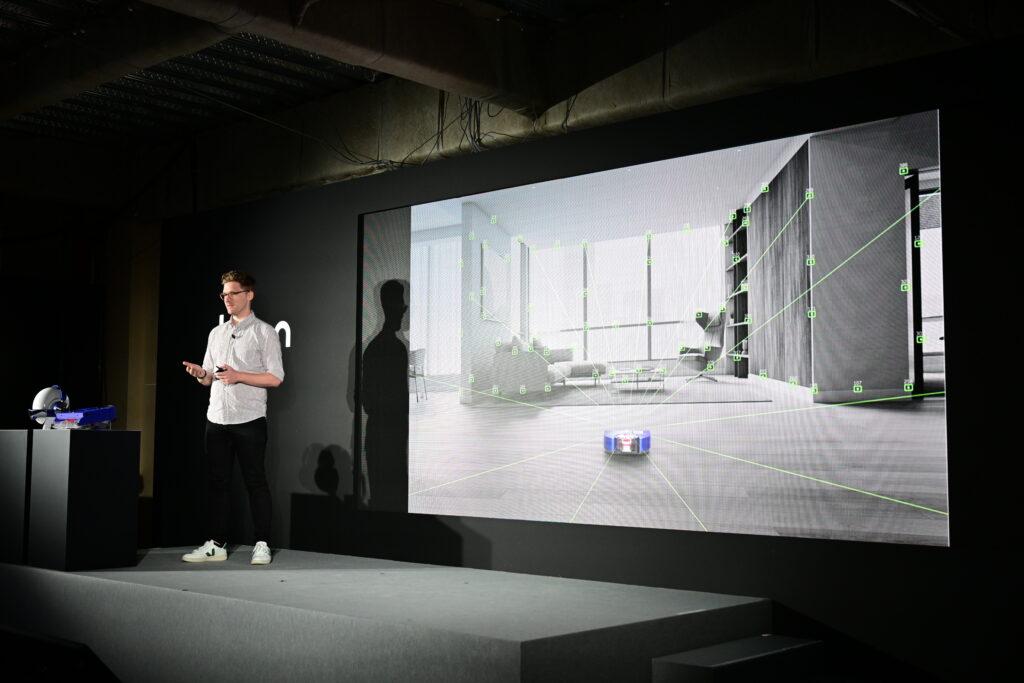 DysonLaunchPadダイソンの出発点 Dyson 360 Vis Nav™ロボット掃除機エンジニア説明の様子_1