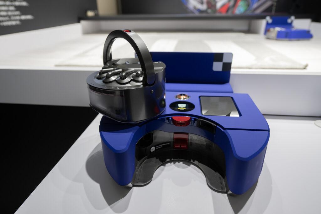 「Dyson 360 Vis Nav™ロボット掃除機」ダストカップ外した様子