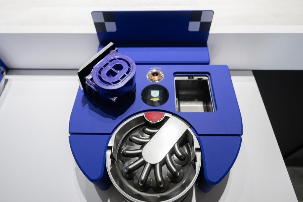 「Dyson 360 Vis Nav™ロボット掃除機」フィルター外した様子