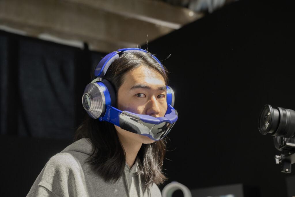 「Dyson Zone™空気清浄ヘッドホン」口元のシールドを装着した場合