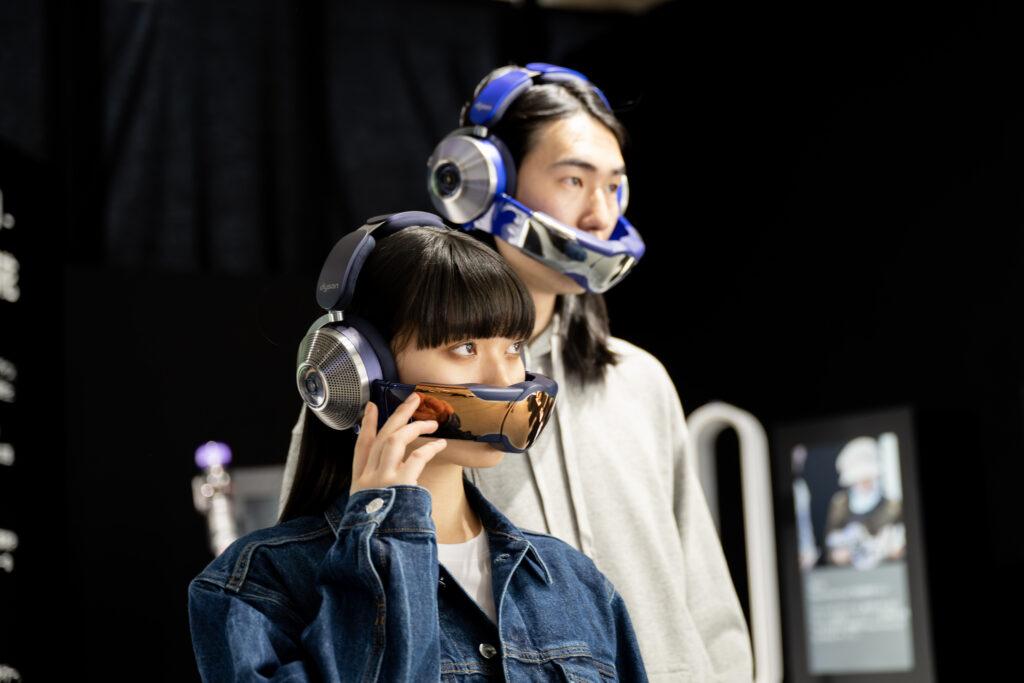 「Dyson Zone™空気清浄ヘッドホン」装着の様子