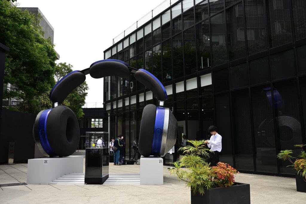 DysonLaunchPadダイソンの出発点の会場入り口に置かれた「Dyson Zone™空気清浄ヘッドホン」