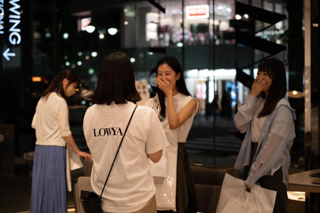 ポップアップのオープン前夜に開催された限定イベントの様子
スタッフと談笑する参加者たち