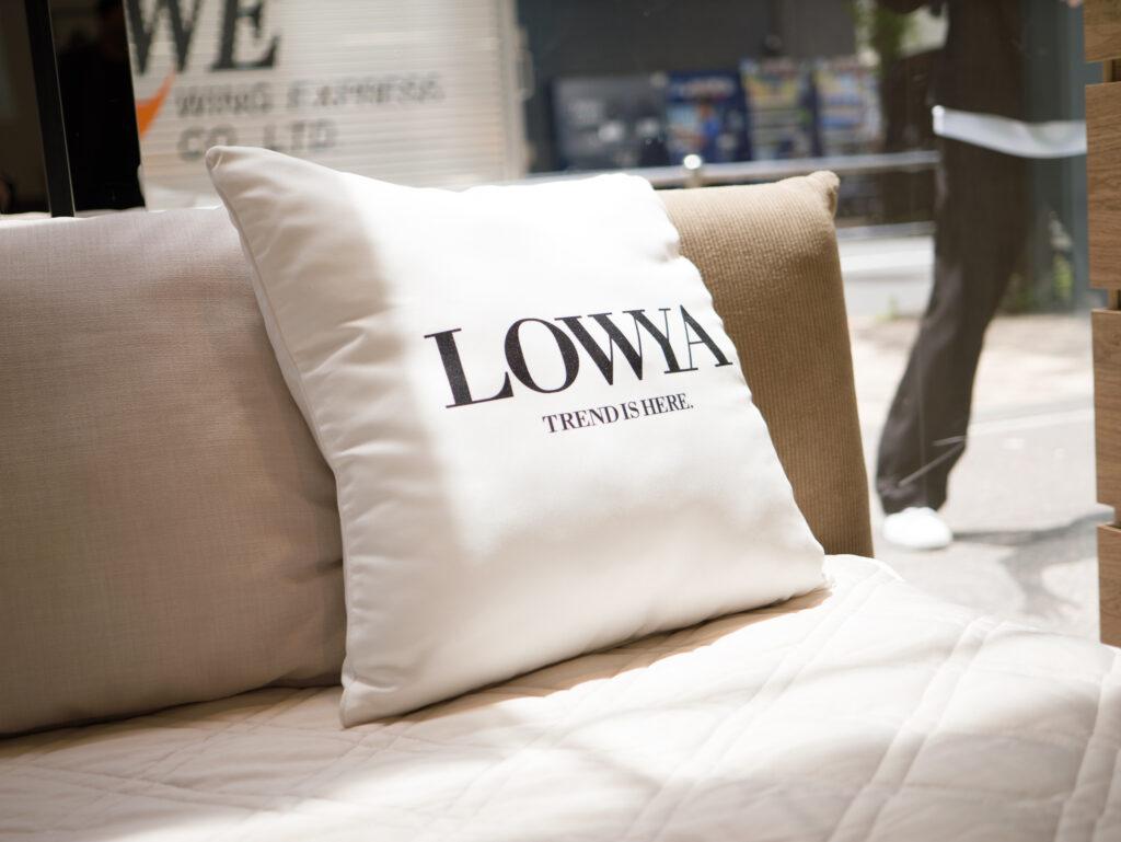 LOWYA ロゴクッション