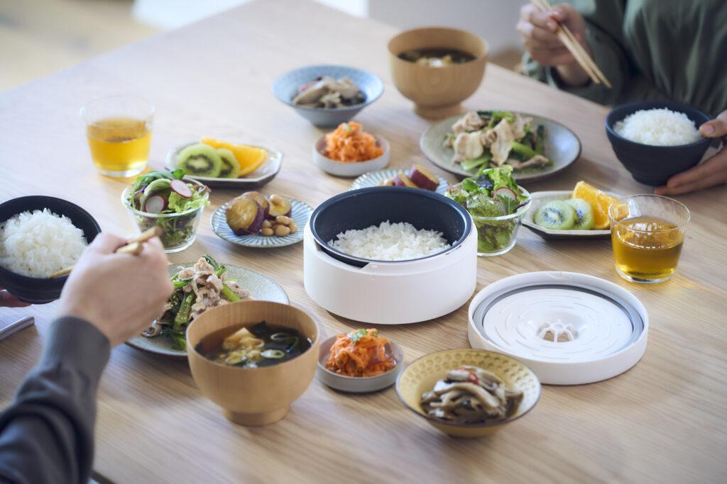 「自動計量IH炊飯器」SR-AX1のおひつを入れた食卓風景