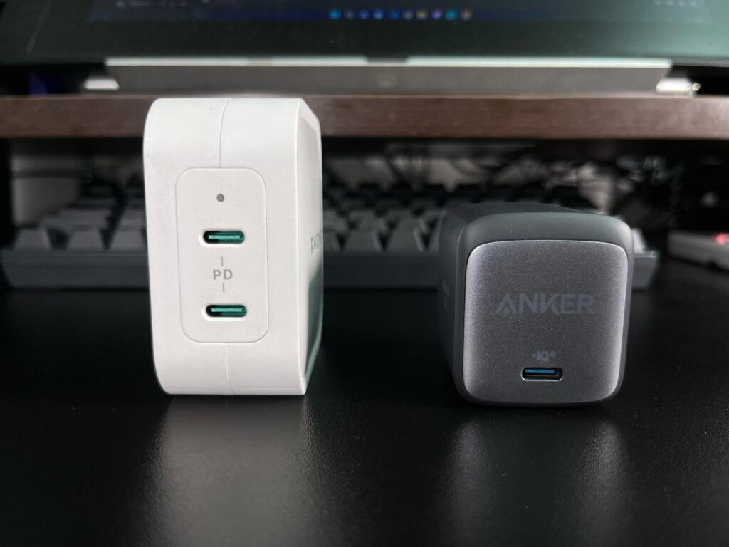 他社製の90W充電器とAnker Nano II 65Wの大きさ比較　正面