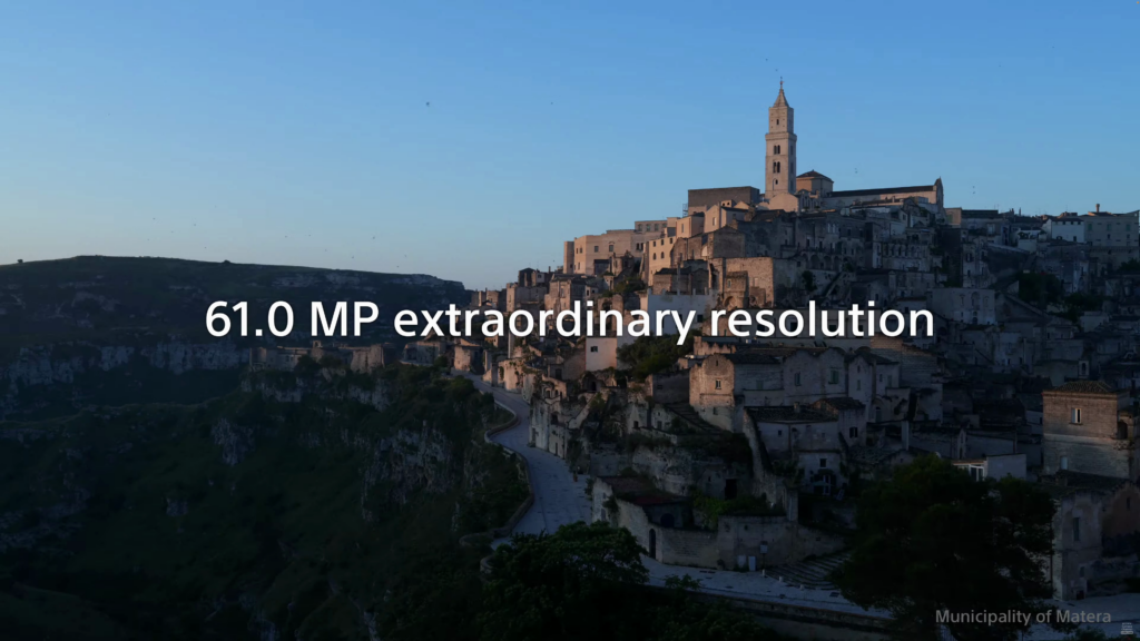 α7CRに搭載されているフルサイズイメージセンサーは有効約6100万画素を誇り、35mmフルサイズイメージセンサー搭載機としてはクラス最高のもの。