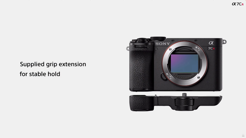 α7CRには安定したホールド感を実現するグリップエクステンションが付属。