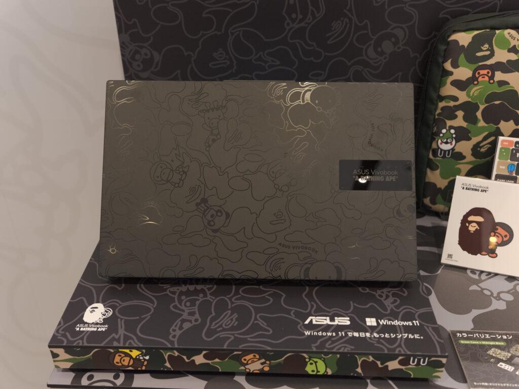 ASUS Vivobook S 15 OLED BAPE® Edition、ミッドナイトブラックの天壇にあしらわれた、フォトエッチング加工のカモフラージュパターン