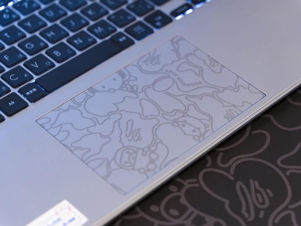 ASUS Vivobook S 15 OLED BAPE® Edition、クールシルバーのタッチパッドにあしらわれた、カモフラージュパターン