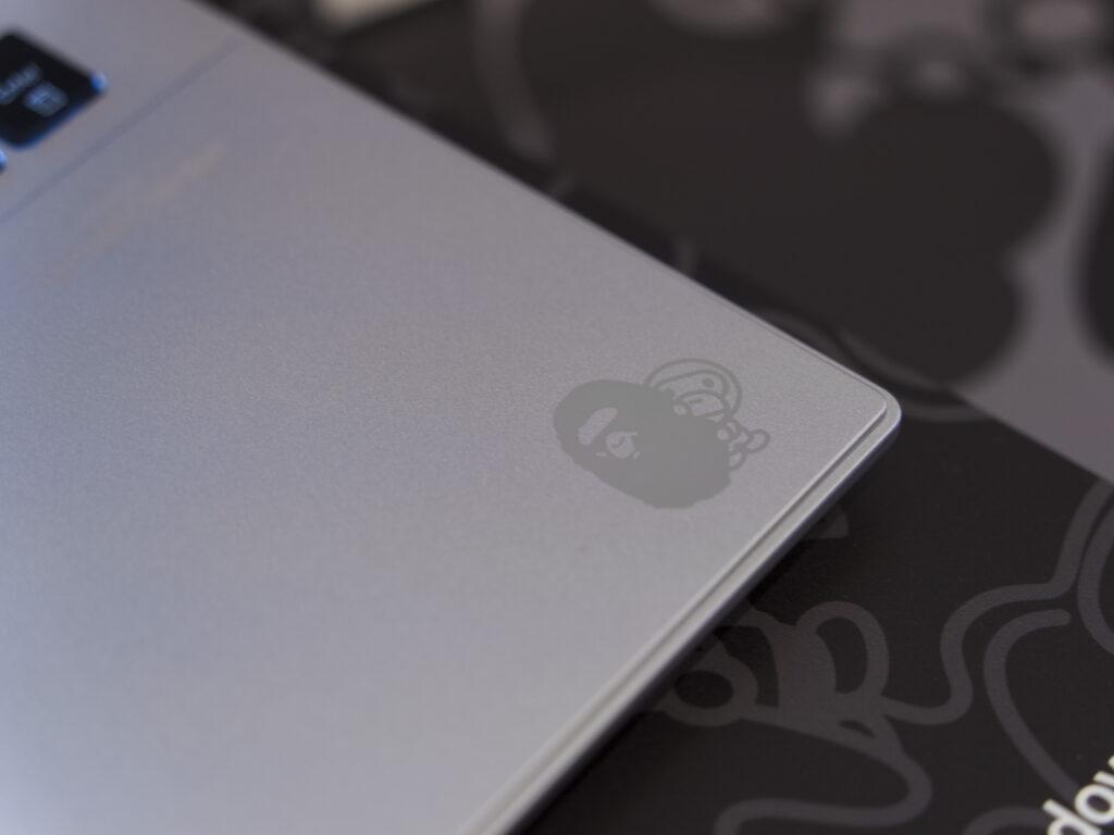 ASUS Vivobook S 15 OLED BAPE® Edition、クールシルバーのパームレストにあしらわれた、BABY MILO®