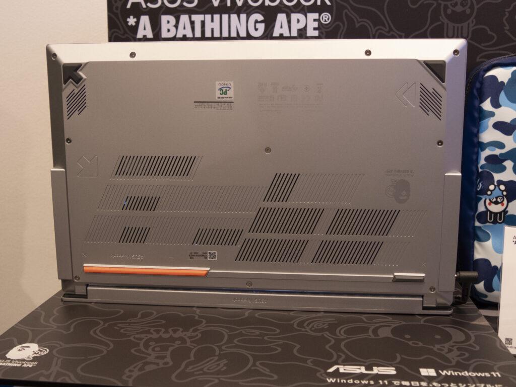 ASUS Vivobook S 15 OLED BAPE® Edition、ミッドナイトブラックの底面にあしらわれた、BABY MILO®と独特な矢印状のゴム足