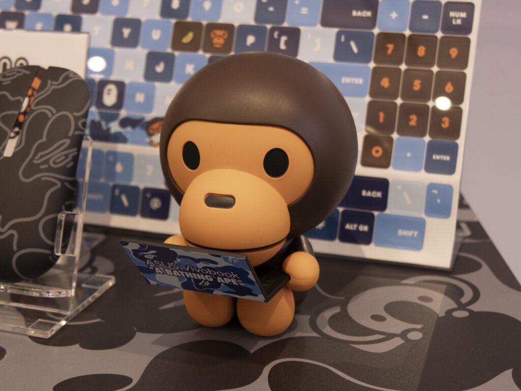 ASUS Vivobook S 15 OLED BAPE® Editionに付属するアクセサリー、オリジナルデザインの「BABY MILO®」フィギュア。