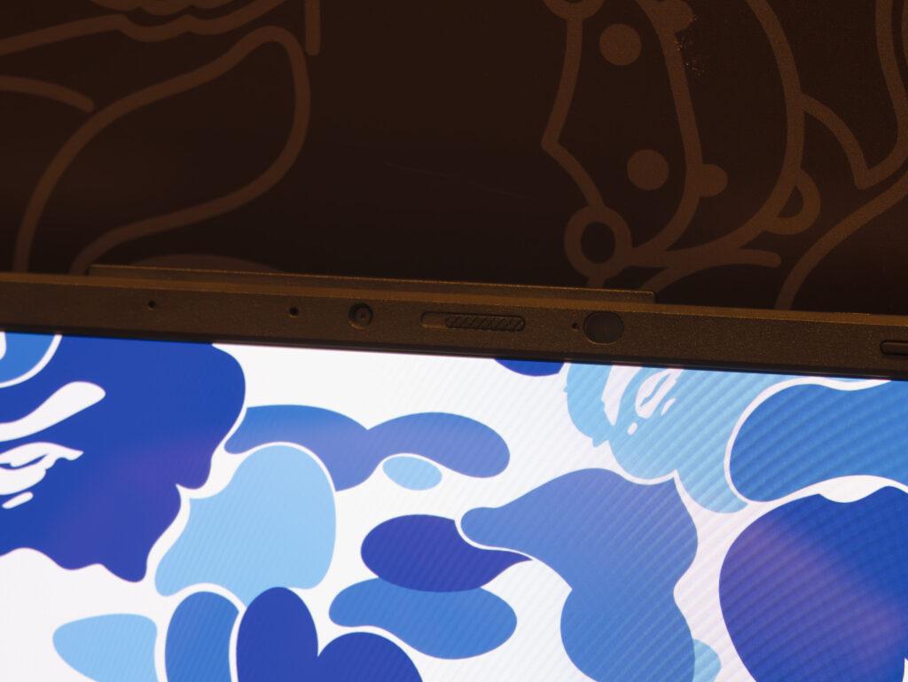 ASUS Vivobook S 15 OLED BAPE® Edition、207万画素をほこるwebカメラ、開けた際