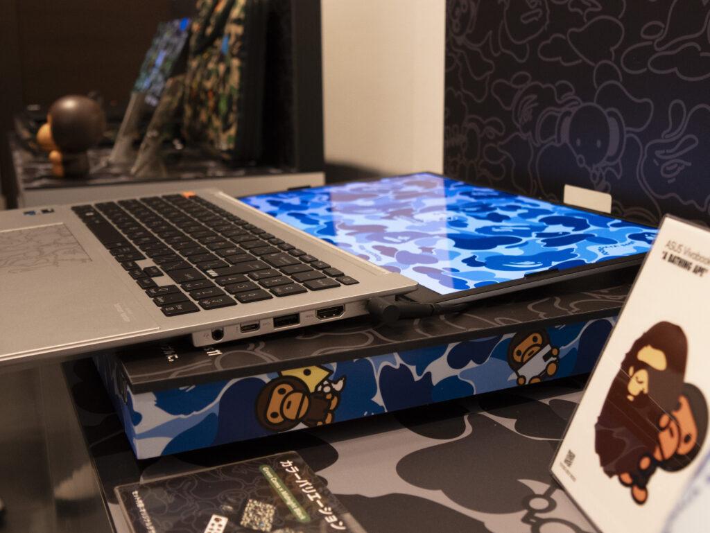 ASUS Vivobook S 15 OLED BAPE® Edition、モニターの開閉角はフルフラットになる180度まで