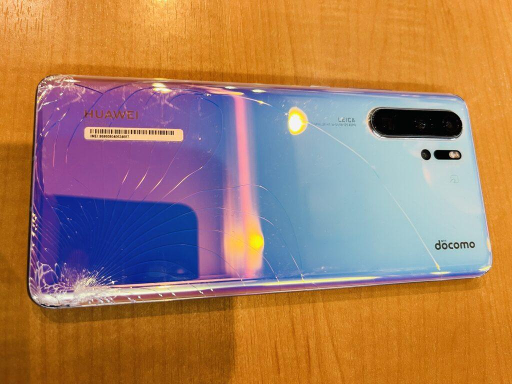 落下により破損したスマートフォン