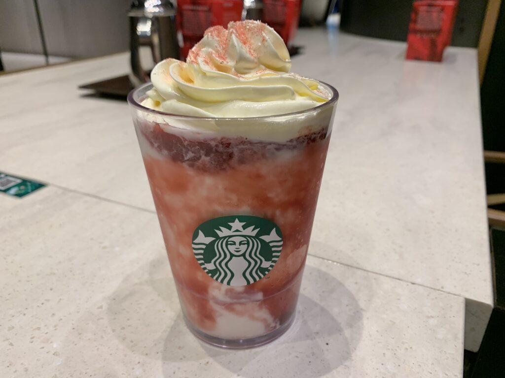 ストロベリーメリークリームフラペチーノ1