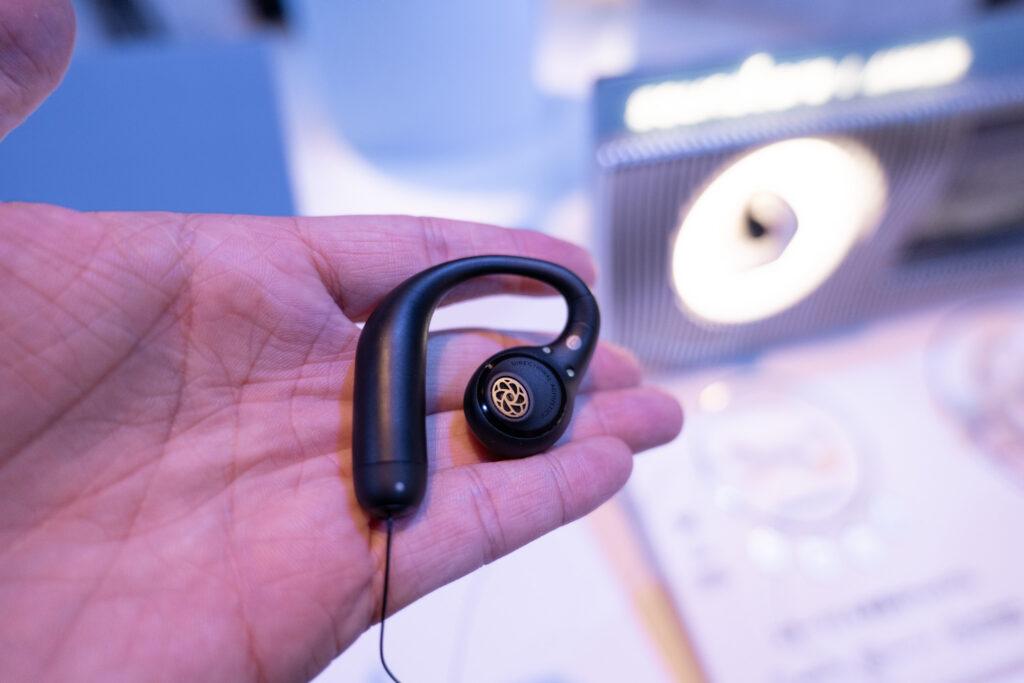 Anker Power Conference 2023 Fallにて新しく発表された「Soundcore AeroFit」の裏面