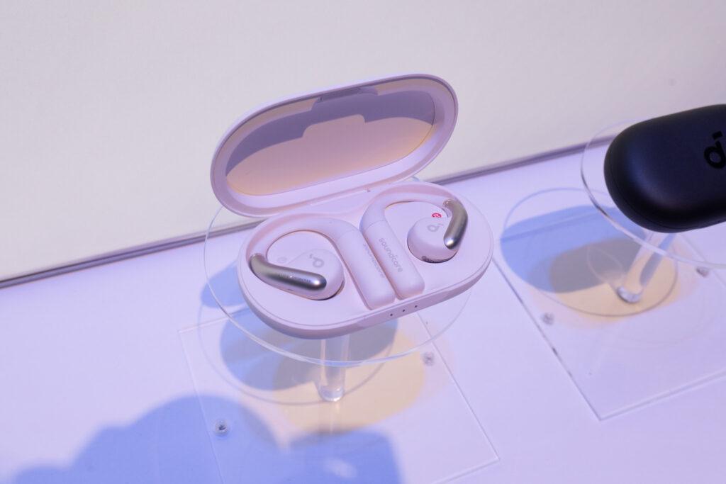 Anker Power Conference 2023 Fallにて新しく発表された「Soundcore AeroFit」ホワイト