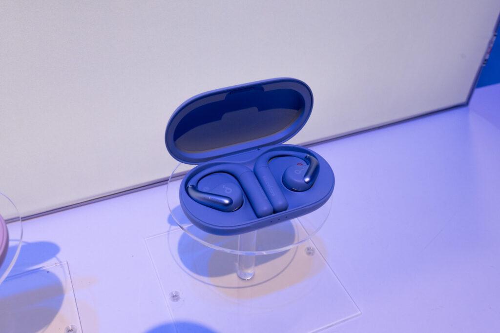 Anker Power Conference 2023 Fallにて新しく発表された「Soundcore AeroFit」グレイッシュブルー
