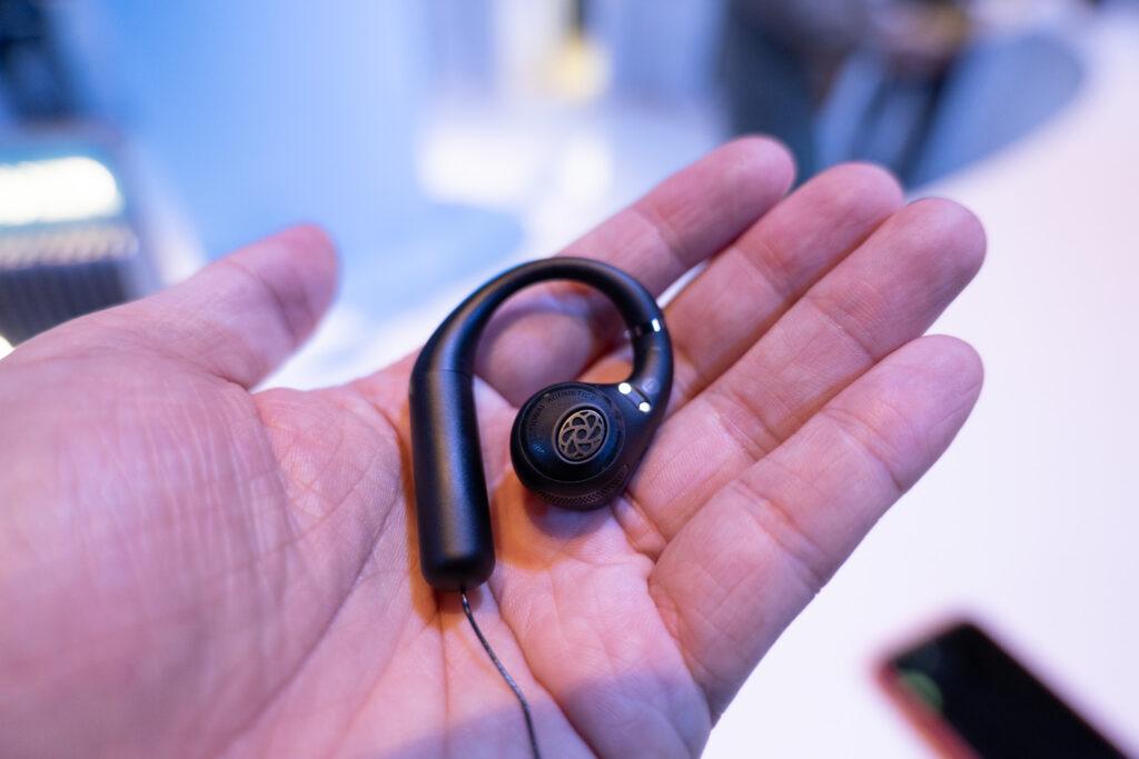 Anker Power Conference 2023 Fallにて新しく発表された「Soundcore AeroFit Pro」の裏面