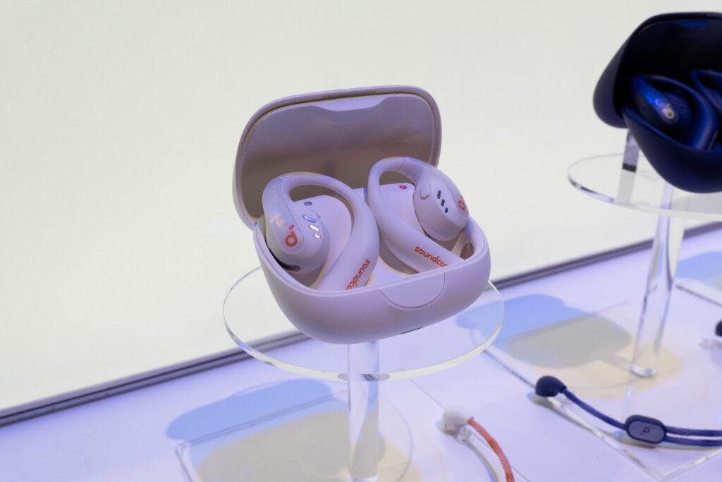 Anker Power Conference 2023 Fallにて新しく発表された「Soundcore AeroFit Pro」ソフトホワイト
