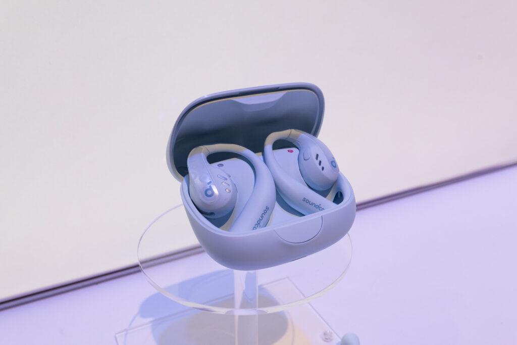Anker Power Conference 2023 Fallにて新しく発表された「Soundcore AeroFit Pro」ミントブルー