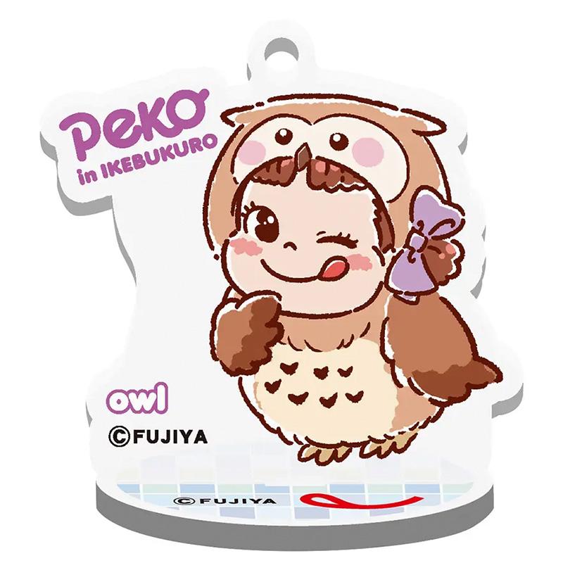 「ゆかいないきもの　ペコちゃんアクリルキーホルダー」台座に立てたイメージ