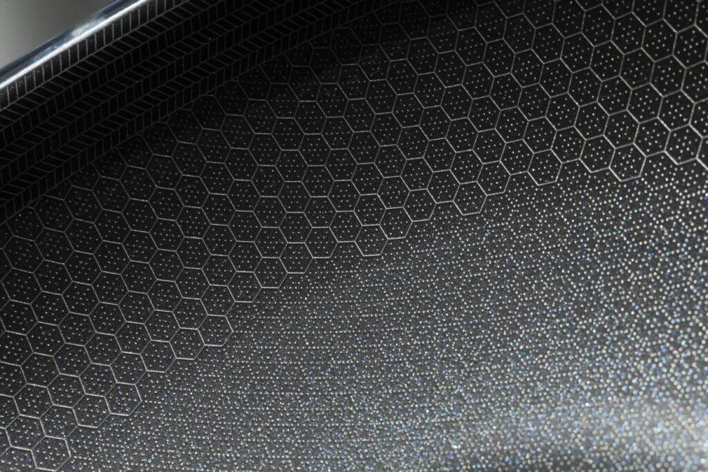 日本に初上陸するキッチンウェアブランド「HexClad」の特許技術が詰まった六角形のレーザーエッチングされたステンレス
