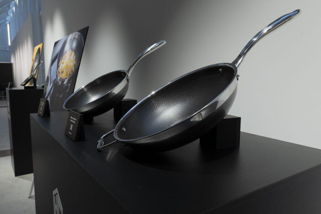 「HexClad」HYBRID PANS 25cm ヘックスクラッド ハイブリッドフライパンと30cm ヘックスクラッド ハイブリッドフライパンを横から見た様子