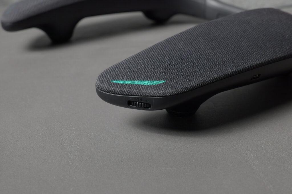 ゲーミングネックスピーカーSC-GNW10の右の先端に位置する改良されたロータリー式のボリュームコントロールボタン