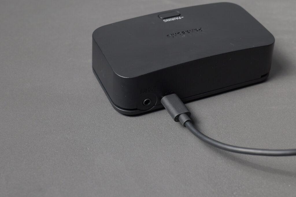 ゲーミングネックスピーカーSC-GNW10に付属するワイヤレス送信機の背面