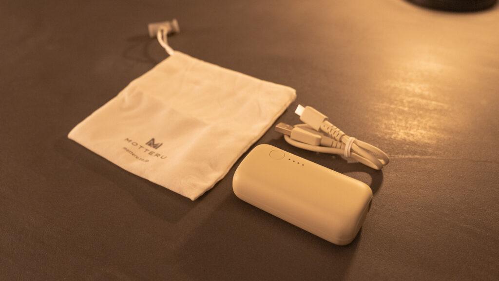 MOTTERUのモバイルバッテリー「mocolon」はUSB-A to USB-C充電・データ通信シリコンケーブル(約30cm)と専用ポーチが付属
