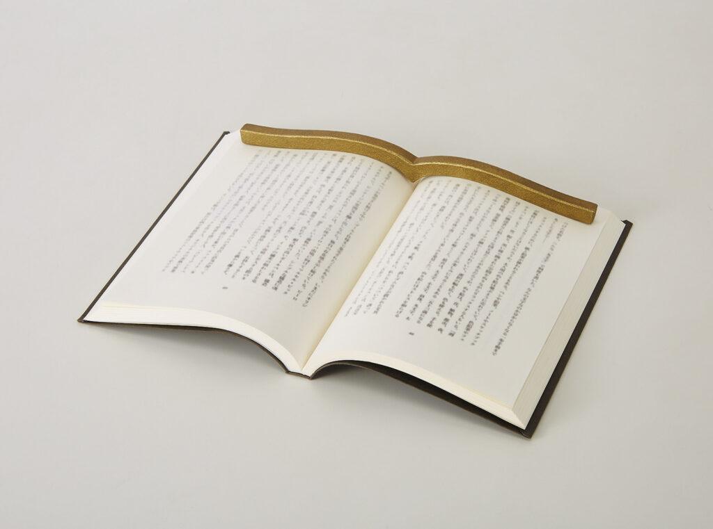 本に寄り添う文鎮_03