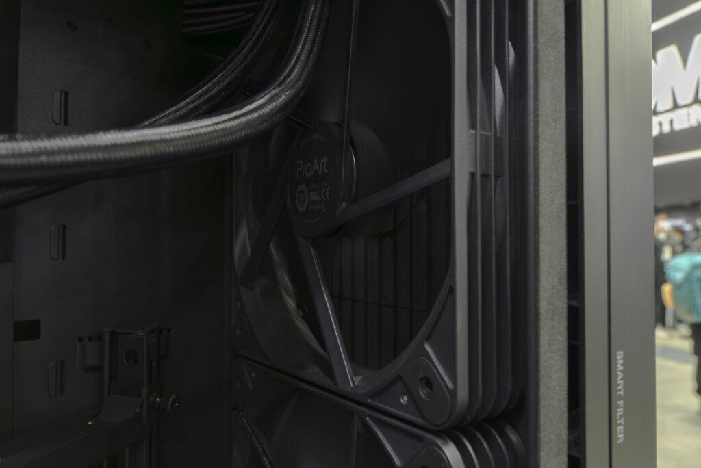 CP+ 2024:ASUSブース 200 x 38 mmもの分厚さを誇る、ProArt PA602のフロントファン