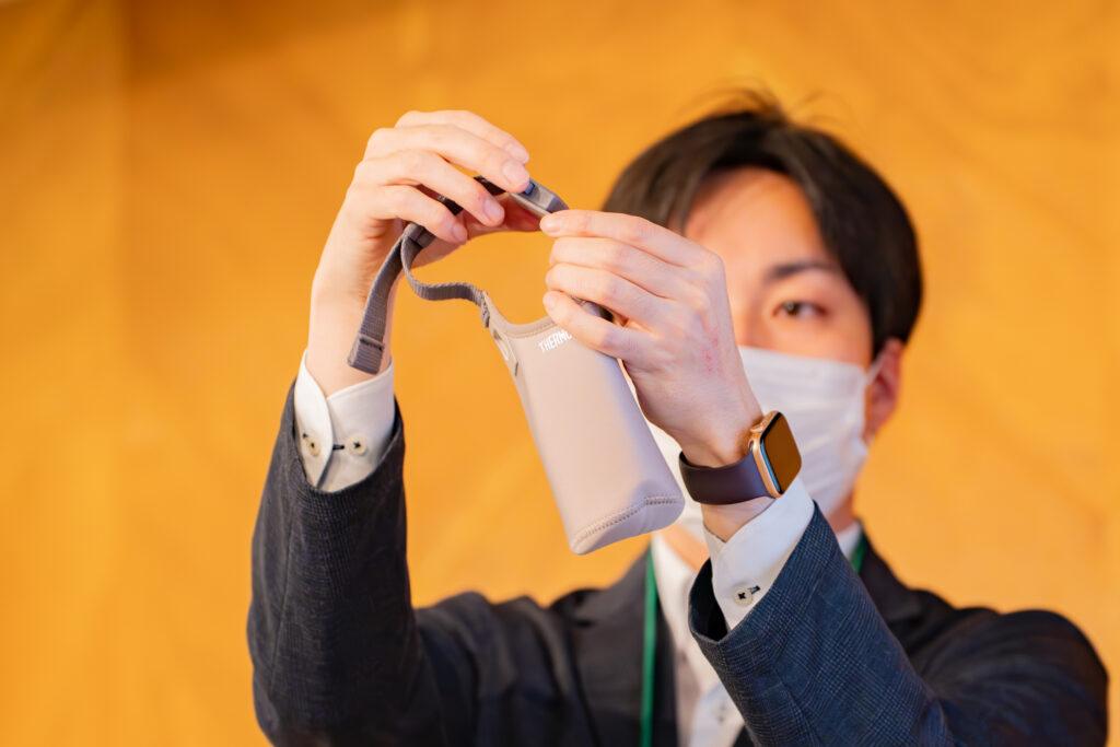 サーモス_マグポーチ_バックル開閉1