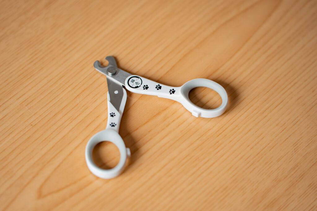 猫壱 ストレスなくスパッと切れる猫用爪切り ハサミ型の使い慣れた形状と持ちやすいグリップ
