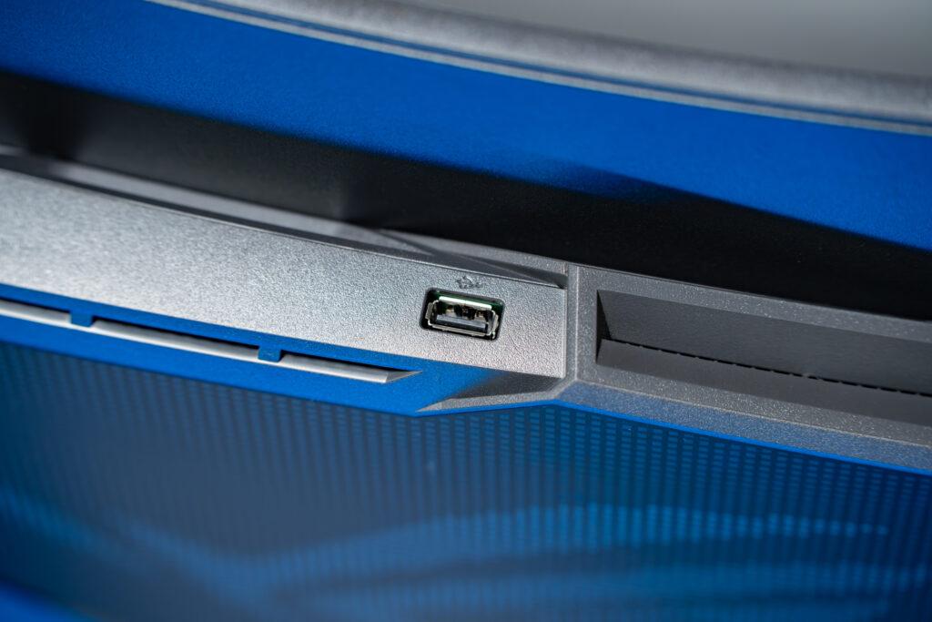 ROG Swift OLED PG49WCD 上部に備えたUSBポート