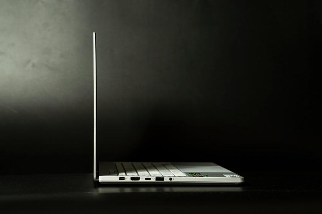 ROG-Zephyrus-G14_薄型のパネル
