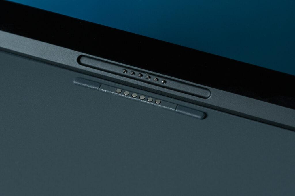 ZenbookDUO_キーボード接続用のポゴピン
