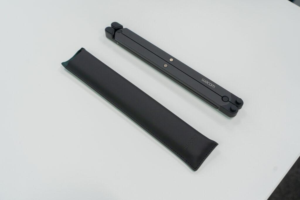 専用スタンド「Wacom Foldable Stand」畳んだ状態