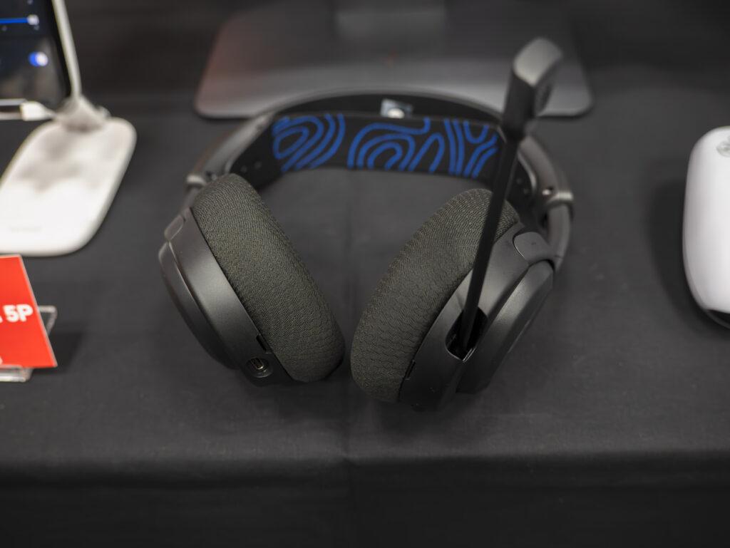 SteelSeries「Arctis Nova 5」正面部分、マイクを伸ばした状態