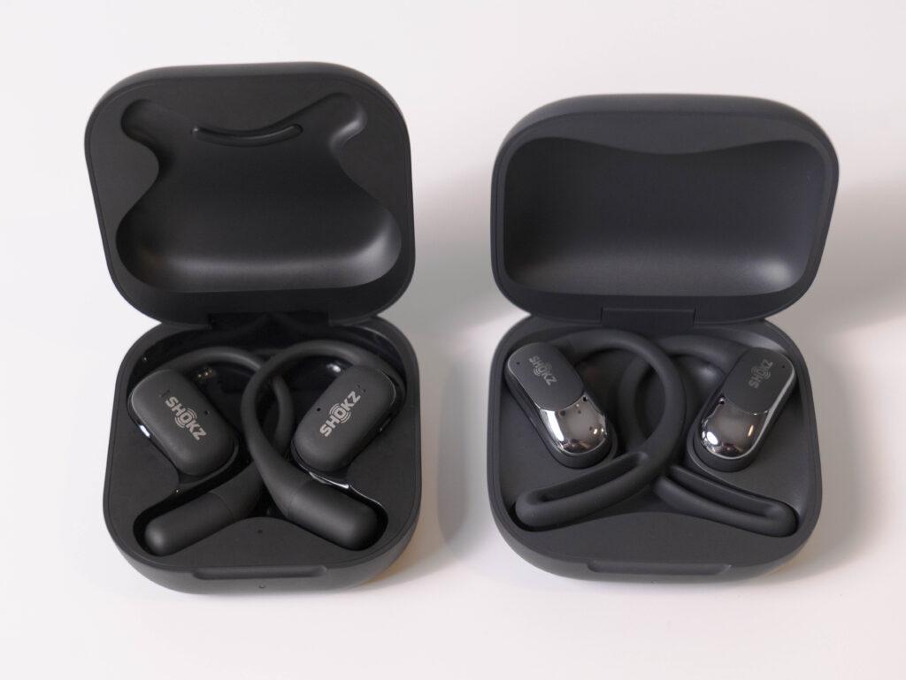 「OpenFit」と「OpenFit Air」のケースを開いた状態で比較