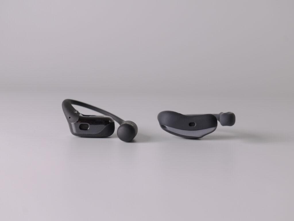 「OpenFit」と「OpenFit Air」の底面比較（裏向き）