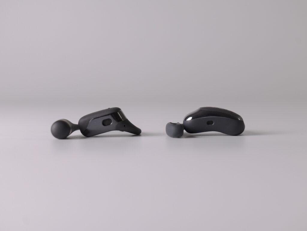 「OpenFit」と「OpenFit Air」の底面比較（表向き）