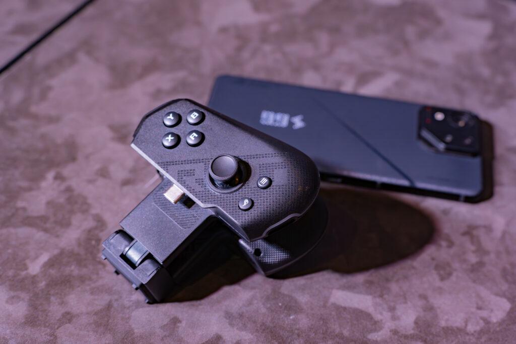 ROG-TESSEN-MOBILE-CONTROLLER_fold-up-image