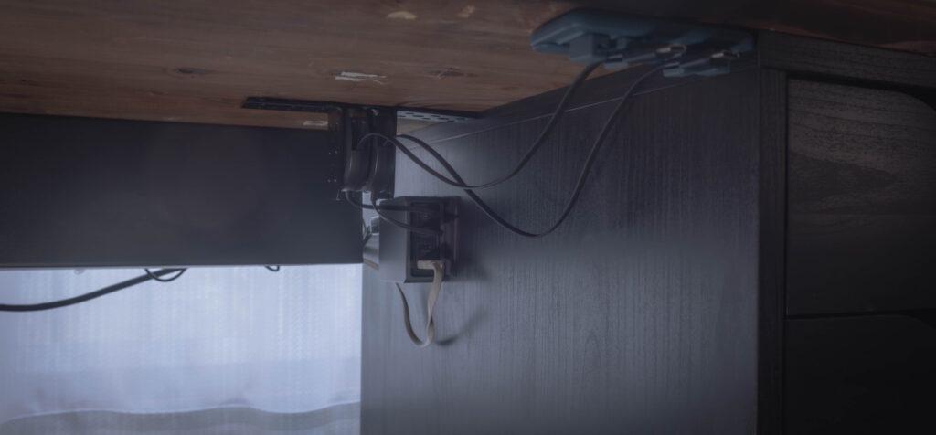 デスク下に充電器_02