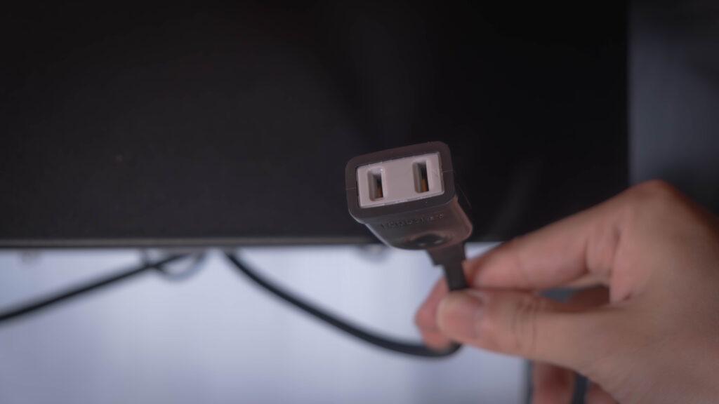 デスク下に充電器_06